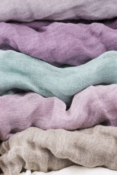 Різнокольоровий текстиль з фіолетовими тонами і барвистими акцентами і — стокове фото