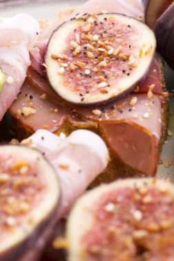 Prosciutto, incir ve zeytinyağlı sandviç.