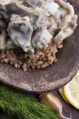 Hindili mideler, sebzeler ve karabuğday kasesi.