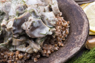 Hindili mideler, sebzeler ve karabuğday kasesi.