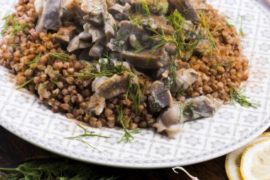 Hindili mideler, sebzeler ve karabuğday kasesi.