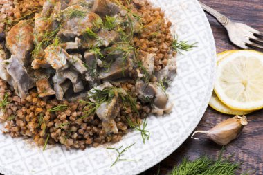 Hindili mideler, sebzeler ve karabuğday kasesi.