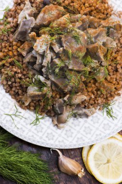 Hindili mideler, sebzeler ve karabuğday kasesi.