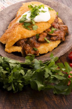 Etli, sebzeli, domatesli ve maydanozlu gözleme.