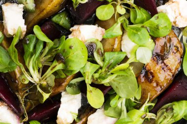 Kızarmış pancar salatası, armut, kuzu marulu, peynir.