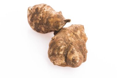 Çiğ Bütünüyle Kudüs enginarlarını beyaz arka planda dilimledi.