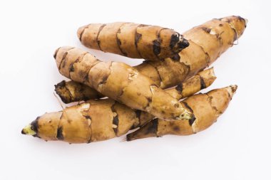 Beyaz arka planda bütün Kudüs enginarları