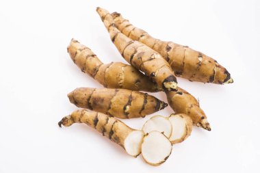 Beyaz arka planda bütün Kudüs enginarları