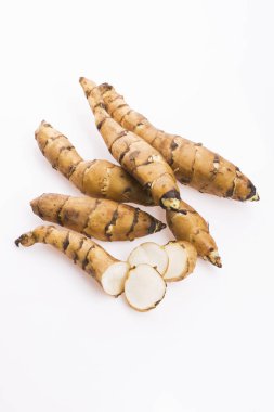 Beyaz arka planda bütün Kudüs enginarları