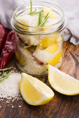 Bir ahşap tahta üzerinde tuz ile korunmuş limon