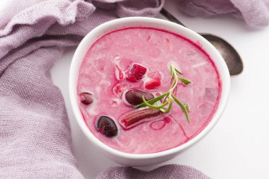 Maydanozlu pancar kökü Avrupa çorbası.