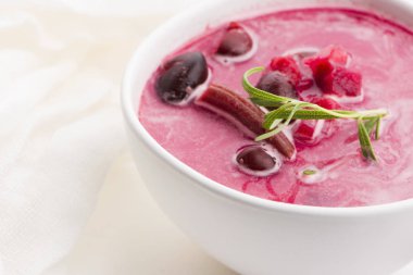 Maydanozlu pancar kökü Avrupa çorbası.