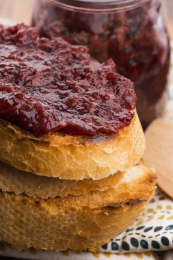 Kiraz reçelli ekmek