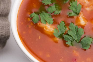 rice maydanoz ile süslenmiş ile domates çorbası