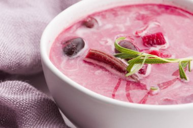 Maydanozlu pancar kökü Avrupa çorbası.