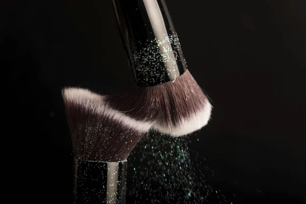Cepillo de cosméticos y polvo de maquillaje colorido — Foto de Stock