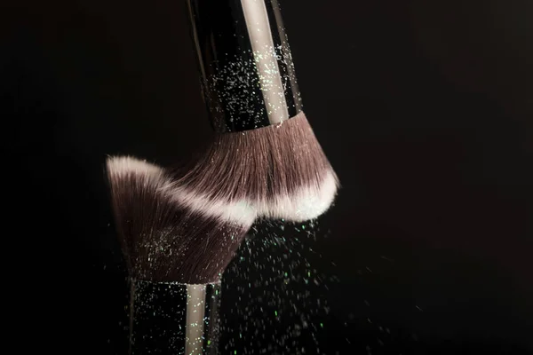 Escova de cosméticos e pó de maquiagem colorida — Fotografia de Stock