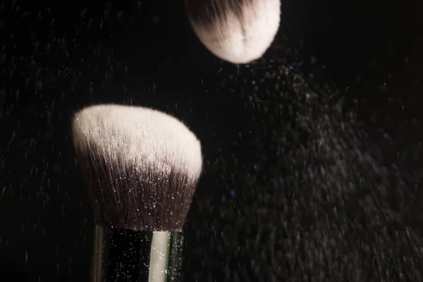 Brosse cosmétique et poudre de maquillage colorée — Photo