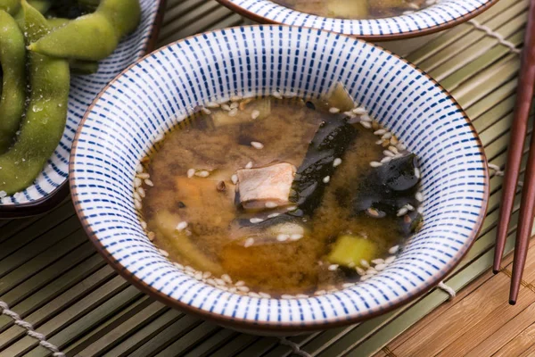 Japansk misosoppa med tofu, svamp och lax — Stockfoto