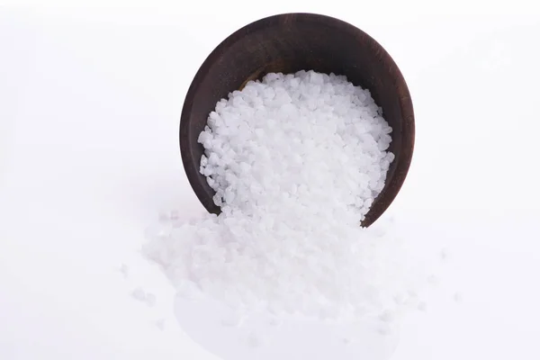 Salz im Löffel mit weißem Hintergrund — Stockfoto