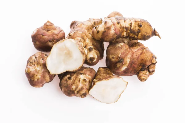 Raw Whole ans fatiado alcachofras Jerusalém em um fundo branco — Fotografia de Stock