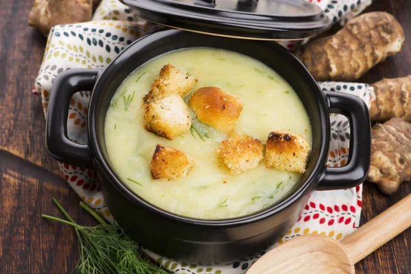 Cremosa sopa de alcachofa de Jerusalén sobre fondo de madera — Foto de Stock