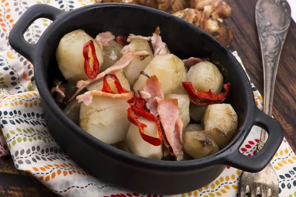 Topinambour au gratin avec jambon et chili. Fricassee, fru — Photo