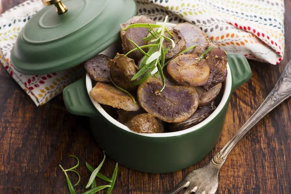 Fatias de batata violeta despedido com ervas, vista de perto — Fotografia de Stock