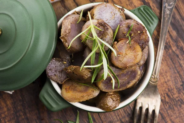 Fatias de batata violeta despedido com ervas, vista de perto — Fotografia de Stock