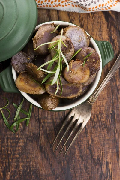 Fatias de batata violeta despedido com ervas, vista de perto — Fotografia de Stock