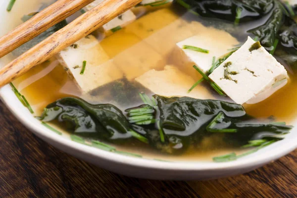 Misosuppe, japanisches Essen in der Tasse — Stockfoto