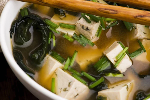 Misosuppe, japanisches Essen auf dem hölzernen Hintergrund — Stockfoto