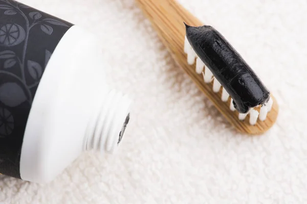 Brosse à dents avec dentifrice charbon noir — Photo