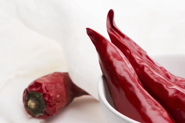 Schaal van rode hete chili peper op witte achtergrond — Stockfoto