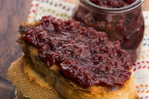 Pan con mermelada de cereza dulce — Foto de Stock