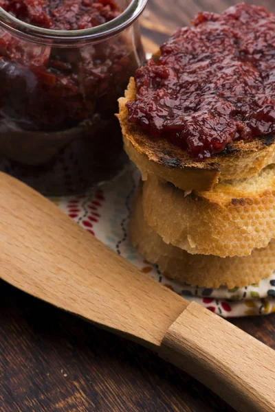 Pan con mermelada de cereza dulce — Foto de Stock