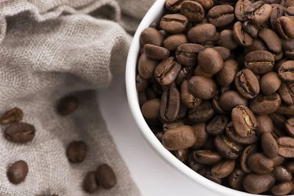 Cuenco de granos de café sobre un fondo blanco —  Fotos de Stock