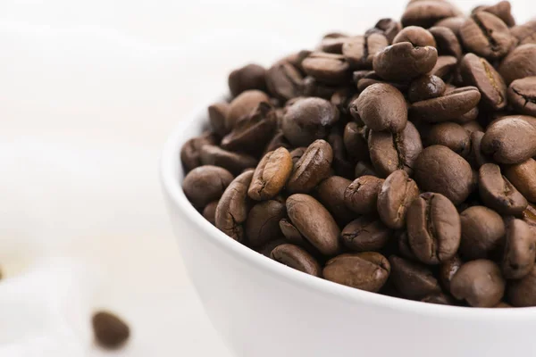 Cuenco de granos de café sobre un fondo blanco —  Fotos de Stock