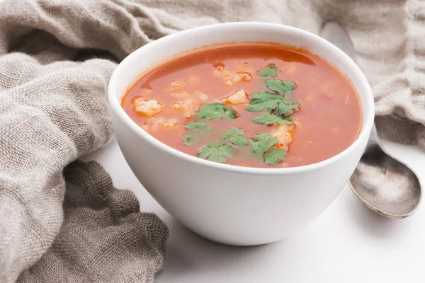 Zupa pomidorowa z ryżem ozdobione natką pietruszki — Zdjęcie stockowe