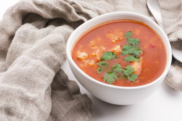 Soupe de tomates au riz décorée de persil — Photo