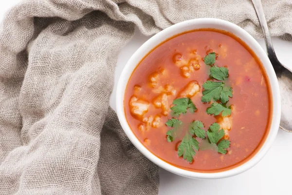 Tomatsoppa med ris dekorerad med persilja — Stockfoto