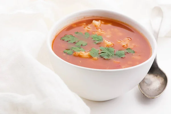 Soupe de tomates au riz décorée de persil — Photo