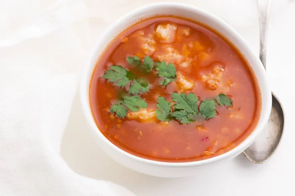 Sopa de tomate con arroz decorado con perejil — Foto de Stock