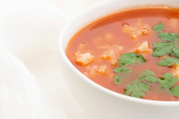 Soupe de tomates au riz décorée de persil — Photo