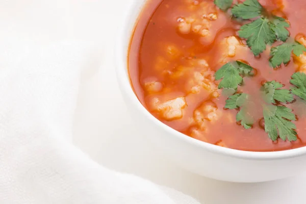 Sopa de tomate con arroz decorado con perejil — Foto de Stock