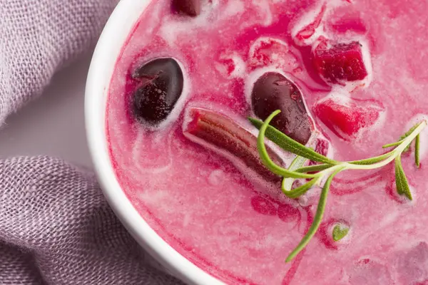 Zuppa europea di barbabietole chiamata borscht con prezzemolo — Foto Stock