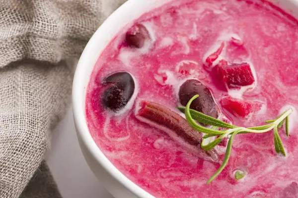 Zuppa europea di barbabietole chiamata borscht con prezzemolo — Foto Stock