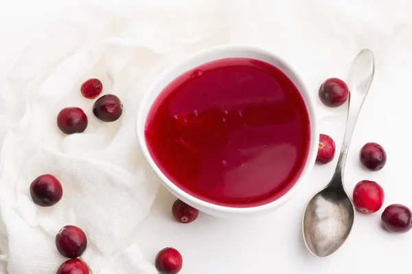 Schaal van gelei met Cranberry op een witte achtergrond — Stockfoto