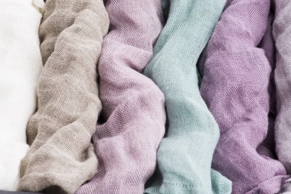 Різнокольоровий текстиль з фіолетовими тонами і барвистими акцентами і — стокове фото