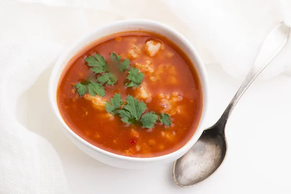 Sopa de tomate con arroz decorado con perejil — Foto de Stock